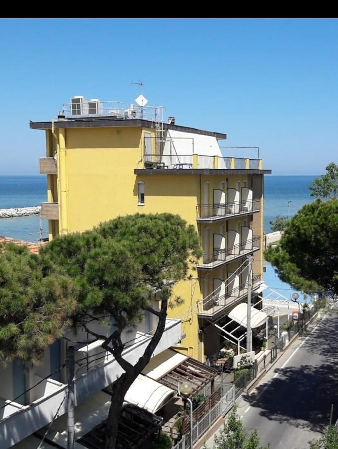 Hotel Crosal Rímini Exterior foto